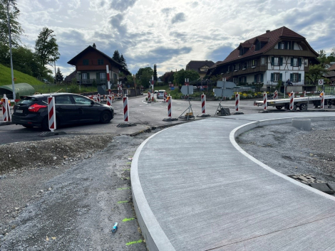 Die Schlussarbeiten am neuen Kreisel «Stützli» bedingen eine temporäre Sperrung der Abzweigung Bernstrasse von nach Ostermundigen bis Ende Juni (Bild M. Egger). 